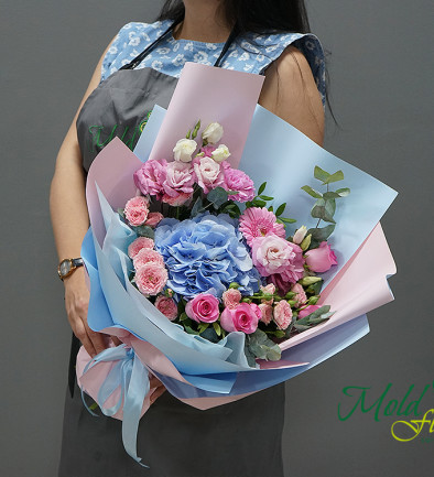 Buchet cu hortensie albastra si trandafiri roz foto 394x433